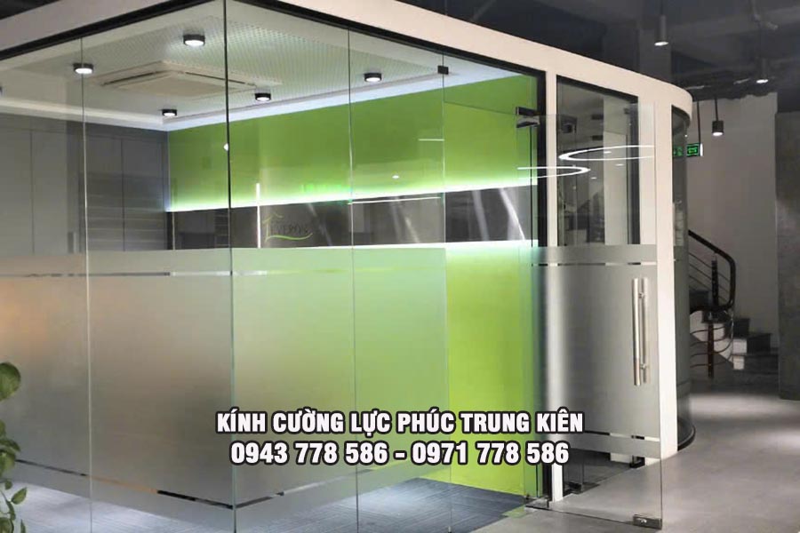 Kính cường lực dán an toàn là gì? So sánh với kính thường và ứng dụng thực tế